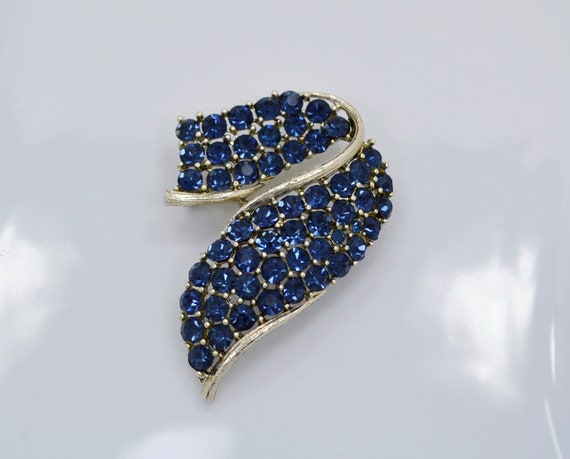 Swirl shape brooch