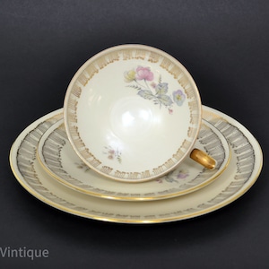 Vintage driedelig porseleinen theeservies of koffieservies uit Bavaria Duitsland van Seltmann Widen K - bloemenpatroon - gouden slinger en rand (2969C)