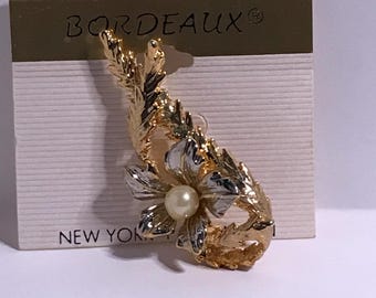 Broche con forma de rama de perla en tono dorado Trifari con corona de Burdeos