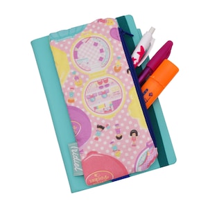 Astuccio imbottito portapenne con elastico per agende notebook bullet personalizzabile: gioco bambole, giochi anni 80, 90 vibes, casa gioco