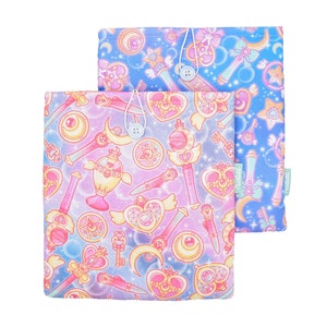 BOOKSLEEVE Extra Large - Copertina per libri o Kindle/ereader imbottita da borsa - ragazza magica, bacchetta, scettro, anime, manga, carte