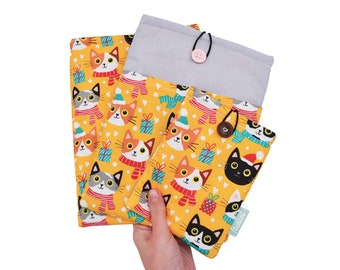 BOOKSLEEVE 2 aanpasbare maten - Gewatteerd boek of Kindle/ereader cover voor tas met zak - Kat, Kerstmis, cadeau, sneeuw