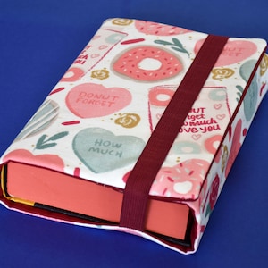 BOOK COVER personalizzabile e regolabile con elastico - Copertina per libri imbottita da borsa - Dolci, San Valentino, ciambella, caramelle