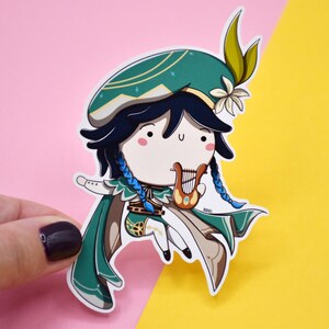 Adesivo Venti kawaii - Carta lucida - Fan art di videogioco, impatto, potere vento, arco, mantello verde, arpa, bardo, magia