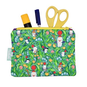 Puede incluir: Un estuche verde con cremallera y un patrón caprichoso de criaturas blancas, flores y follaje. El estuche contiene un rotulador amarillo, un bolígrafo azul y unas tijeras amarillas. La cremallera es amarilla y tiene una pequeña etiqueta con texto.