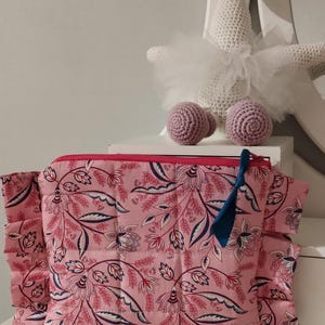 Pochette plate rose fushia, pochette zippée rose,  pochette matelassée avec froufrou, pochette doublée coton, pochette femme, pochette sac,