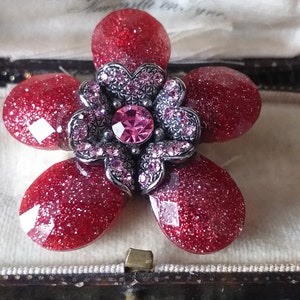 VINTAGE 1980-s Rot / Pink Glitzer Glas & Pink Crystal Stone Layered Floral Brosche