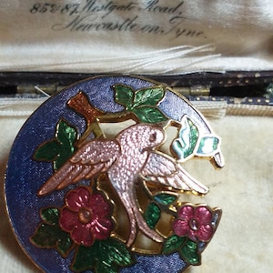 VINTAGE Firmado FISH Gold Pink Lilac, Green Champleve Esmalte Bird Floral Broche.