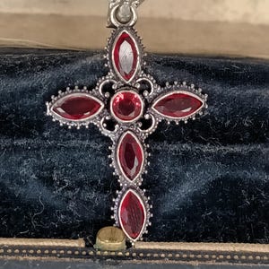 Pendentif croix rubis en argent sterling 925, vintage des années 1990, sur une chaîne de 18 pouces.