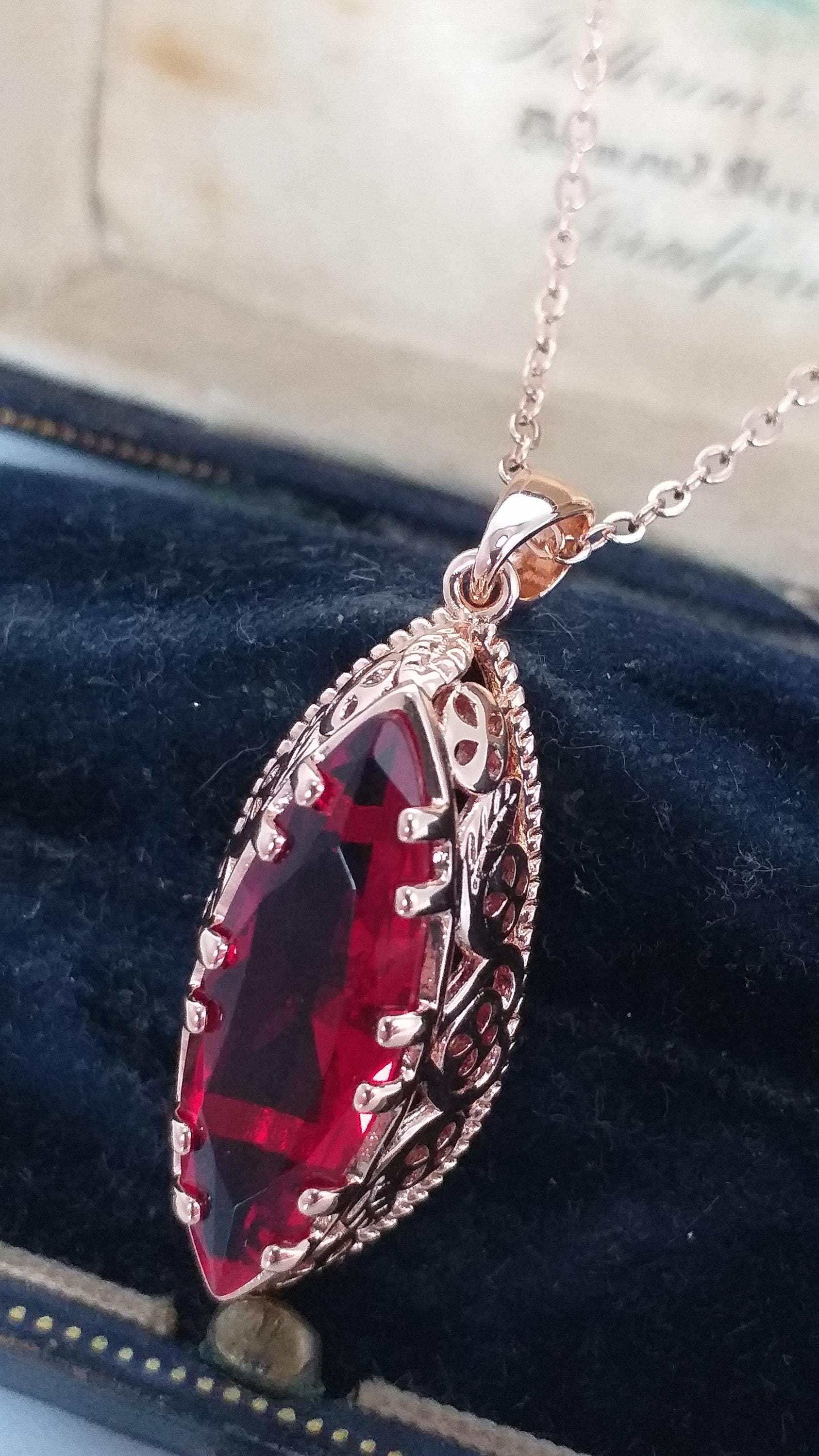 Collana con ciondolo a forma di cuore in oro rosa e rubino