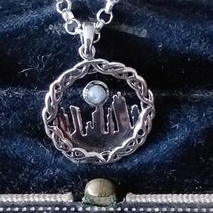 Ciondolo in argento STANDING STONES ispirato a OUTLANDER 'Con pietra di luna' (catena da 18 pollici inclusa). - Italia