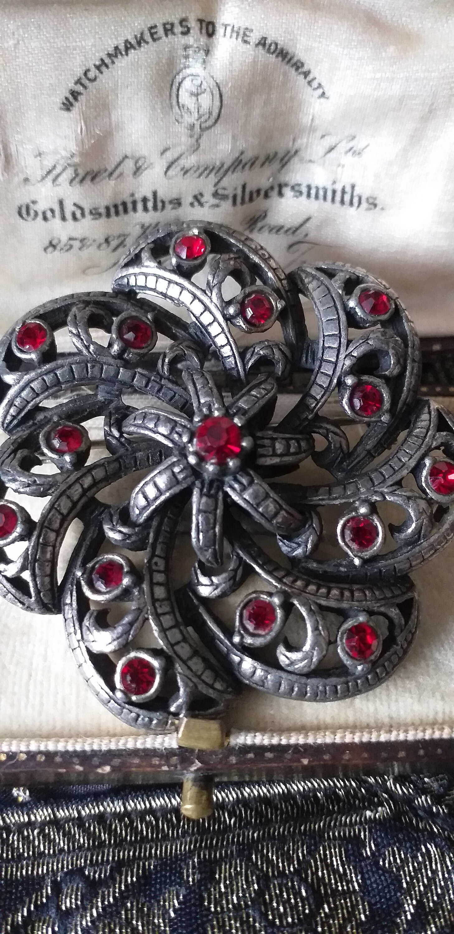 Broche Vintage 1940 - Brouette Fleurie En Laiton Estampé Avec Strass Rouge