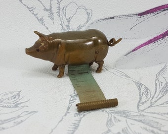 Cinta métrica de cerdo de latón victoriano, cinta métrica de costura de cerdo de metal de latón antiguo novedoso, herramientas de costura y costura antiguas coleccionables