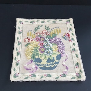 オリジナルのアールデコ調の手刺繍パネル、1920年代の刺繍パネル、アンティークの手刺繍の花と蝶
