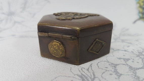 Vintage hexagonal pill or trinket box, small vint… - image 9