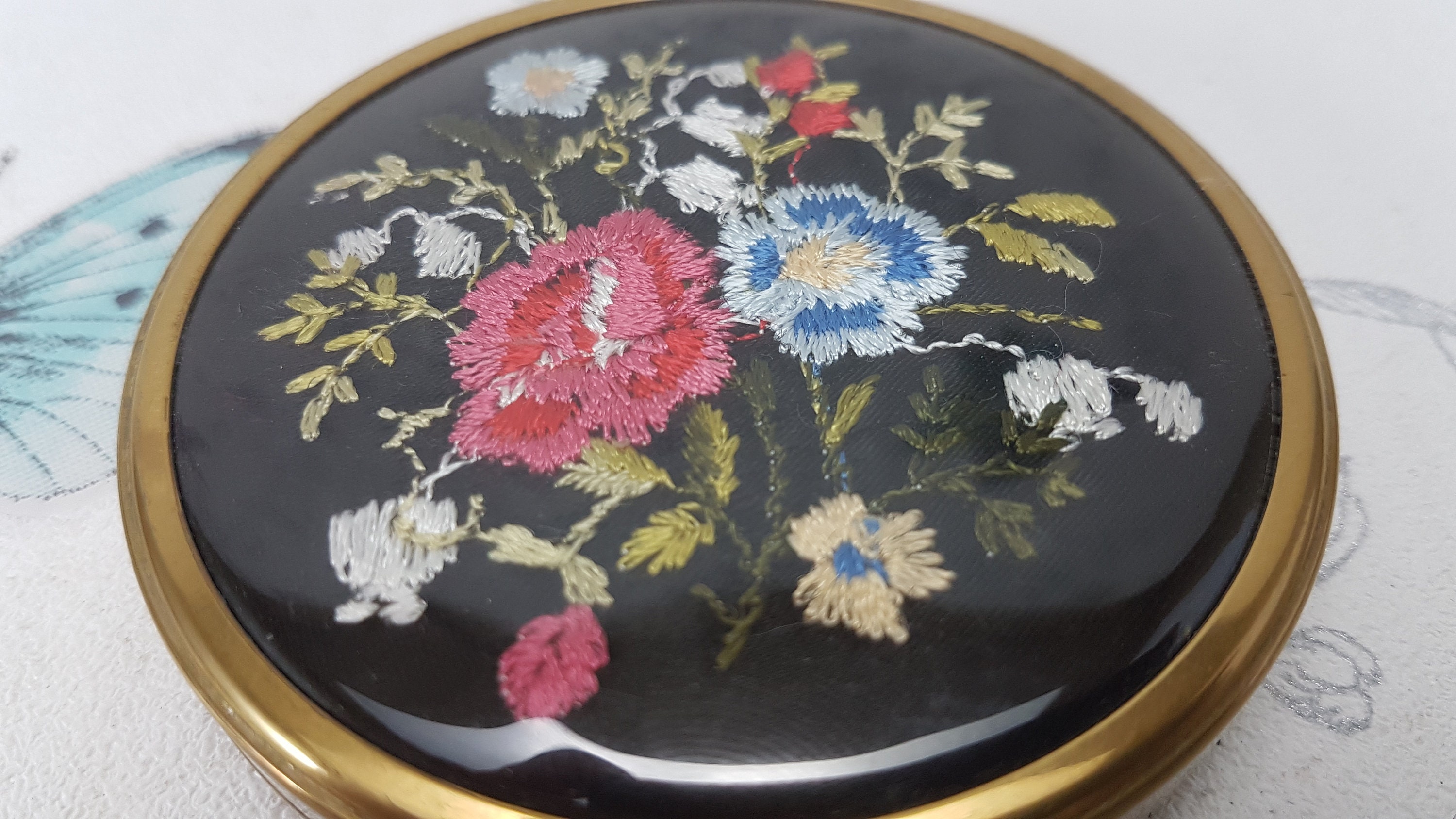 ヴィンテージ プチポワン コンパクト：花柄刺繍パウダーミラー - Etsy 日本