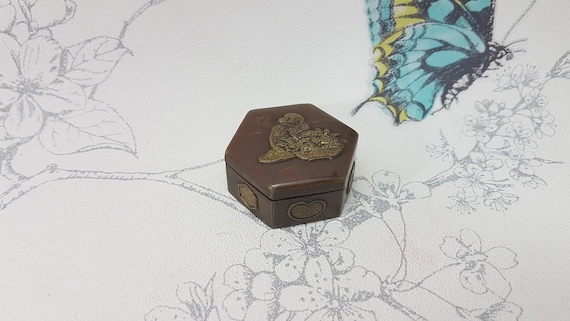 Vintage hexagonal pill or trinket box, small vint… - image 1