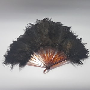Leque de mão Art Déco com penas de avestruz: Celuloide falso de casco de tartaruga, estilo melindrosa