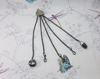 Chatelaine in argento antico con incisioni floreali: custodia per ditale in acciaio e puntaspilli