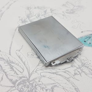 Art Deco zilverkleurige poedercompact: vintage verzamelspiegel