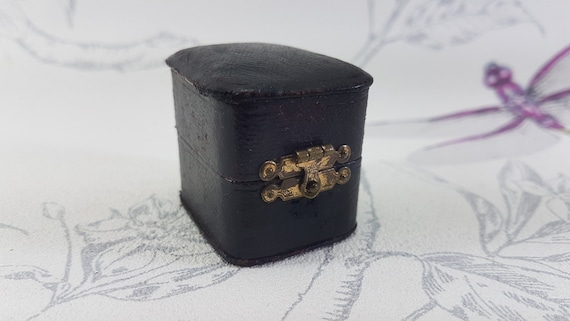 Antique Victorian ring box, Victorian ring present
