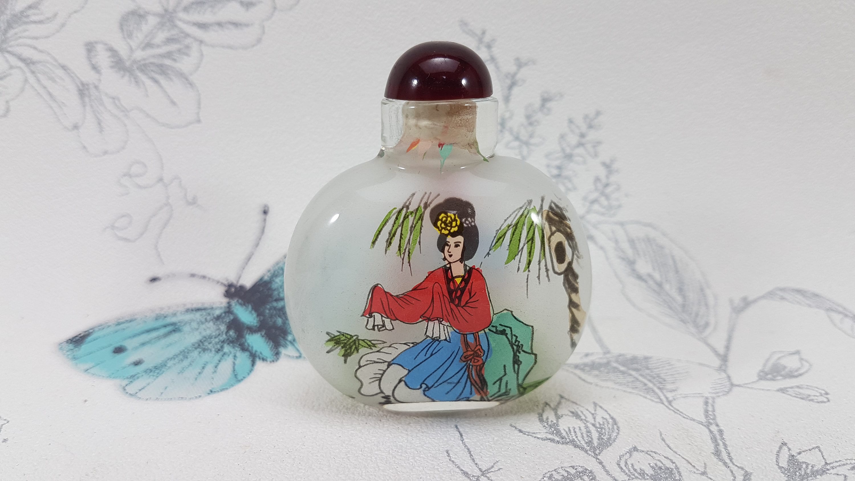 ヴィンテージの逆さに描かれたガラスの嗅ぎタバコ瓶：華麗な中国美術