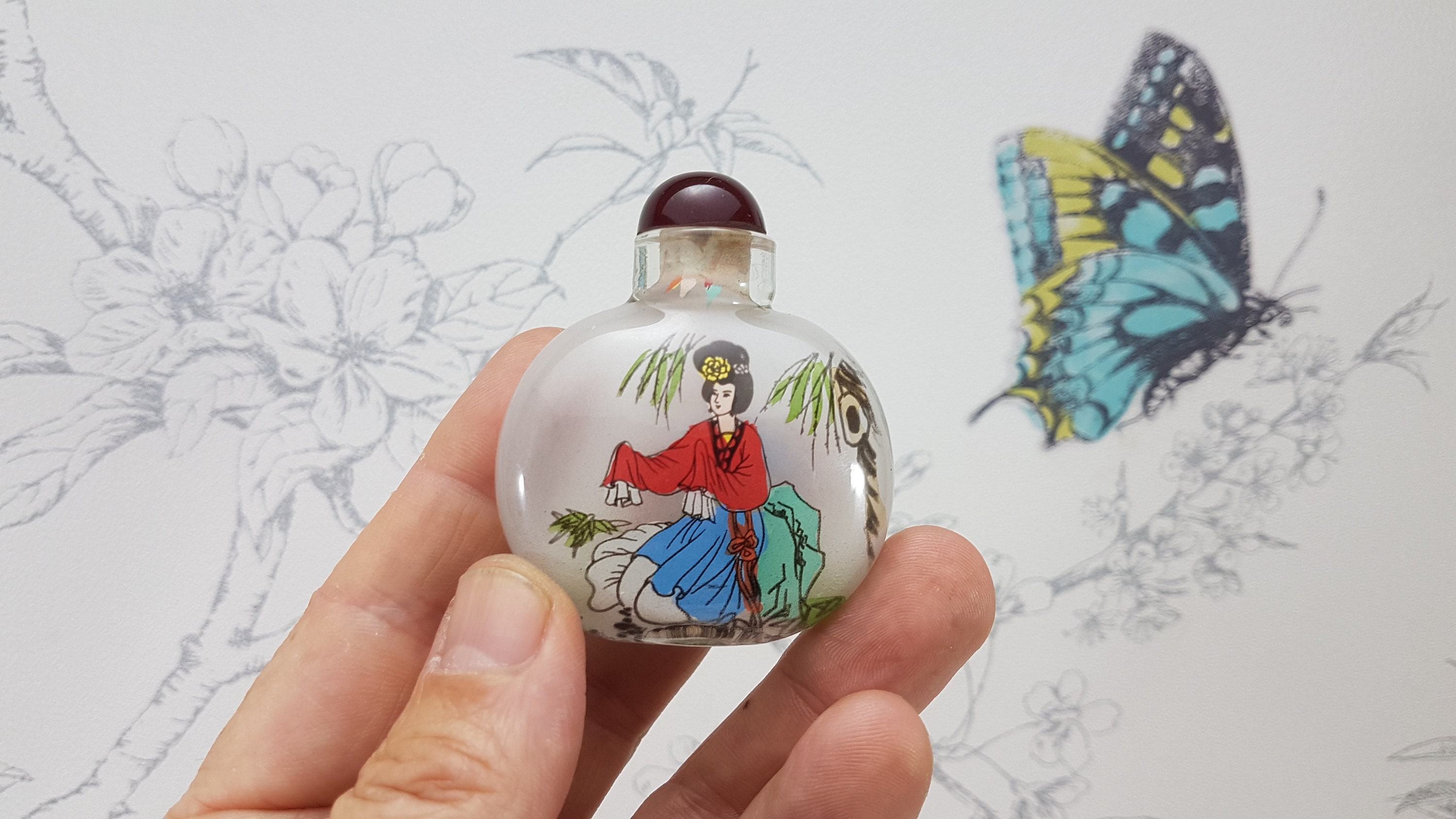 ヴィンテージの逆さに描かれたガラスの嗅ぎタバコ瓶：華麗な中国美術