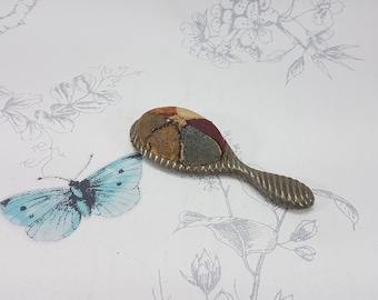 ガラスのヘッドピンが付いたヴィンテージアンティークピューター製豚の