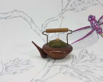 Antikes Nadelkissen in Form eines Kessels, kleines hölzernes Nähnadelkissen, antikes Sammlerstück für Näh- und Handarbeiten