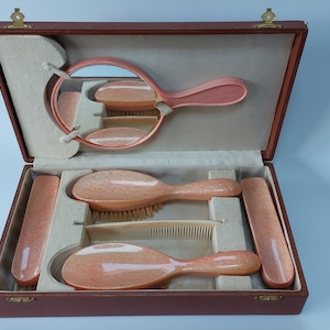 Set da toeletta vintage di metà secolo, set da toeletta vintage in plastica rosa, set da toeletta vintage nella custodia originale, arredamento per la casa anni &#39;50