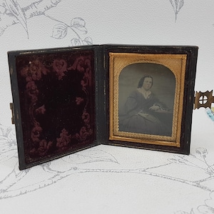 Photo ambrotype ancienne dans un cadre pliant en cuir repoussé, photographie de portrait d'une femme teintée à la main, photographie encadrée victorienne antique