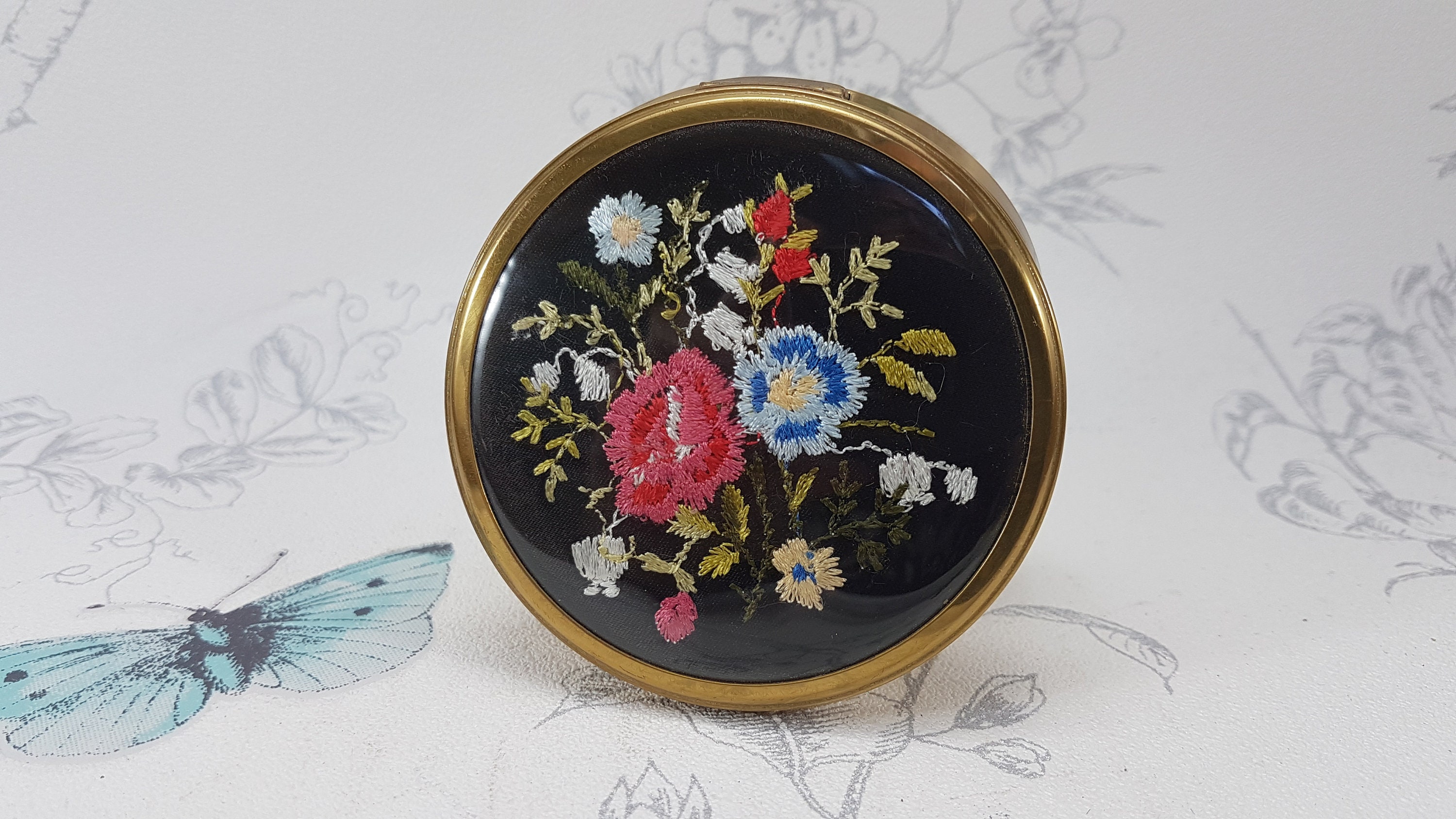 ヴィンテージ プチポワン コンパクト：花柄刺繍パウダーミラー - Etsy 日本