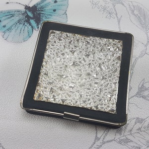 Poudre compacte japonaise vintage : couvercle en tissu noir vernis craquelé
