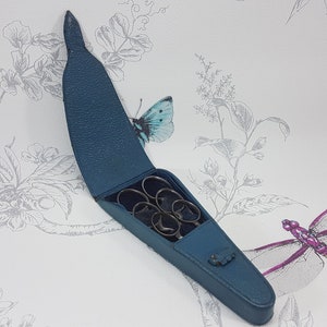 Étui à ciseaux rigide bleu antique, étui à 3 ciseaux en cuir édouardien, ensemble de ciseaux vintage, outils et accessoires de couture anciens à collectionner