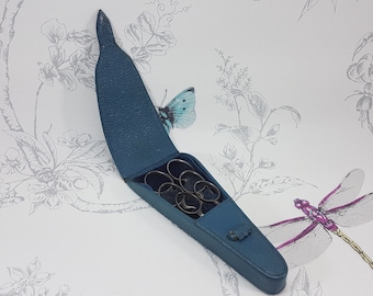 Set di forbici in pelle edoardiana: custodia blu antica, strumenti da cucito