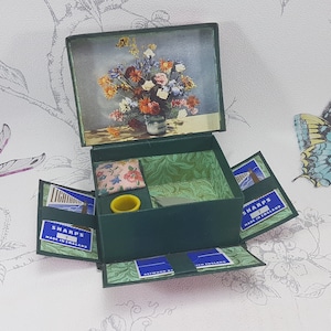 Caja de costura vintage, compendio de costura de cartón plegable, caja de costura vintage plegable de cartón, herramientas de costura antiguas y artículos de colección
