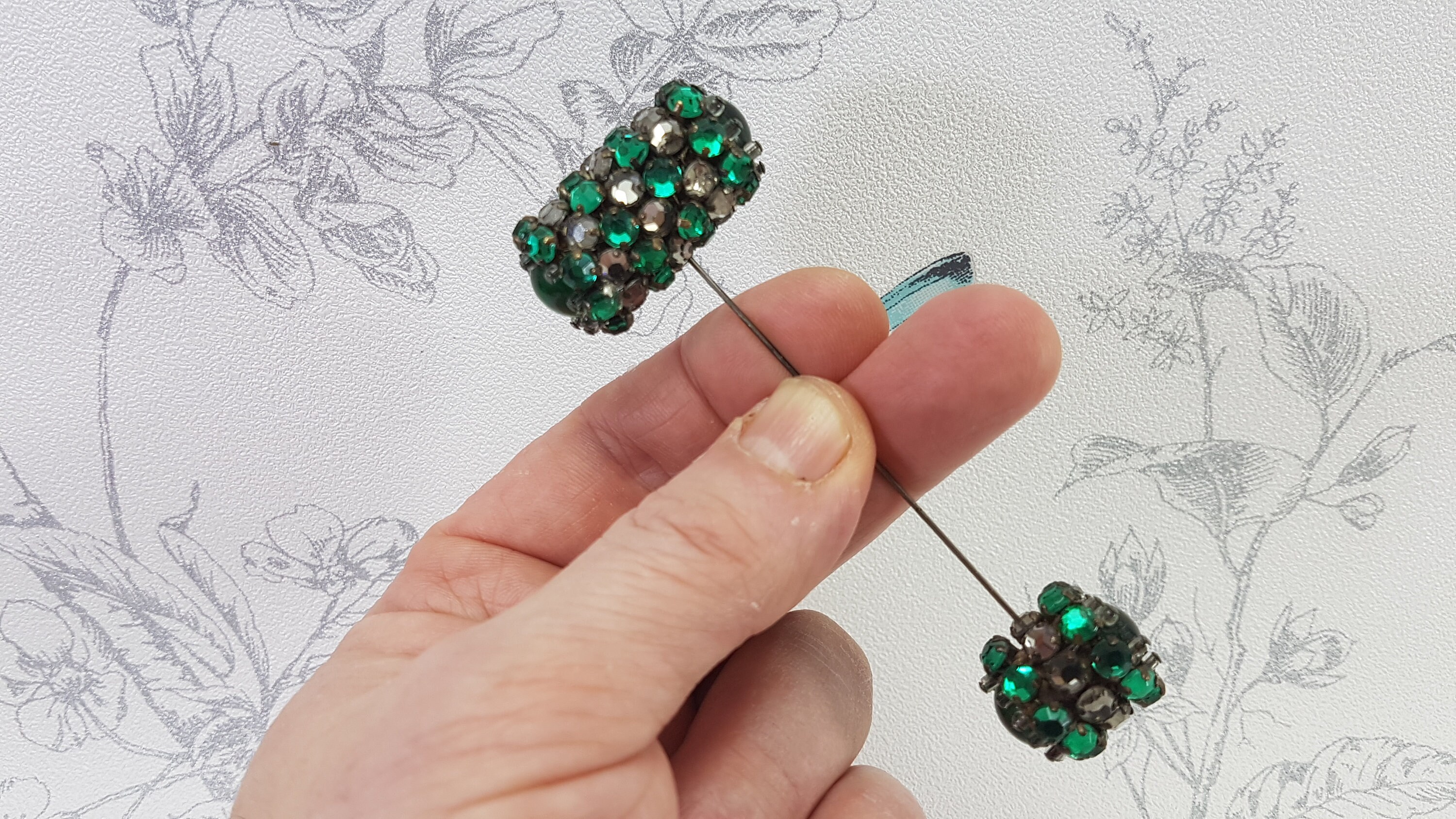 Art Deco Green Glass Hat Pin: Vintage Collectible Barrel  display picture 2