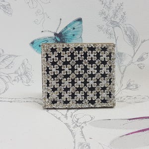 Cipria compatta vintage Schildkraut: smalto nero con gioielli e metallo dorato