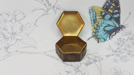 Vintage hexagonal pill or trinket box, small vint… - image 2