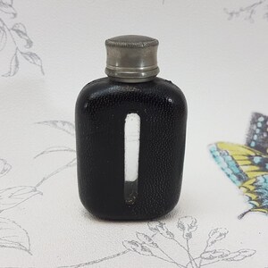 Mini petaca de cuero antiguo: Petaca vintage de peltre