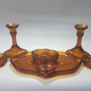 Vintage art-deco wastafelset van amberkleurig glas: 7-delige sierlijke kaptafeldecor