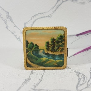 Vintage einziehbares Maßband, vergoldetes Bandmaß mit ländlicher Flussszene, sammelbare Vintage Näh- und Handarbeitswerkzeuge