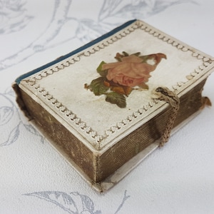Pequeño costurero antiguo, pequeño joyero o costurero victoriano de cartón y celuloide, artículos de costura antiguos coleccionables