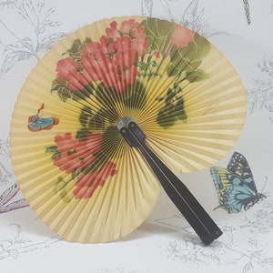 Abanico plegable vintage decorado con flores y mariposas azules, abanico plegable de papel 'Hecho en la República Popular China'