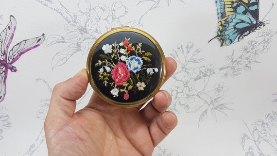 ヴィンテージ プチポワン コンパクト：花柄刺繍パウダーミラー - Etsy 日本