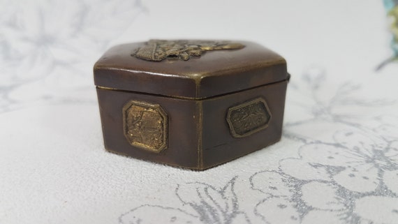 Vintage hexagonal pill or trinket box, small vint… - image 8