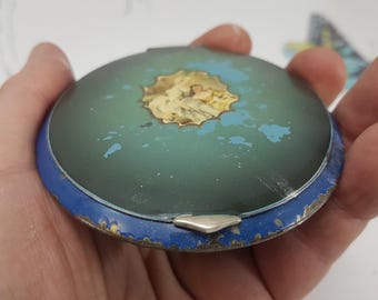 ヴィンテージ アールデコ パウダー コンパクト、時代背景を描いた