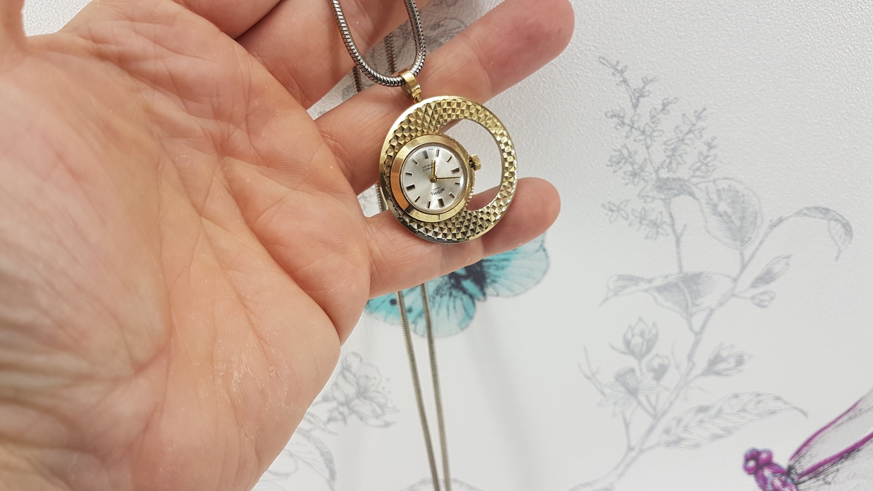 Vtg Medana Lever 17‎ Jewels Gold Tone Triangular Shield Pendant Watch Necklace Vintage Hawthorne Swiss Pendant Watch – 17 Jewels Incabloc  main image 3