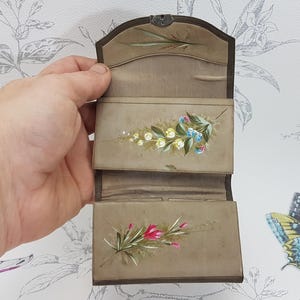 Étui à aiguilles en cuir ancien, étui de couture pliable en cuir, porte-aiguilles en cuir peint à la main, outils de couture et de travaux manuels anciens à collectionner