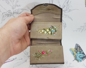 Antieke leren naaldenetui: handgeschilderde bloemennaai-etui